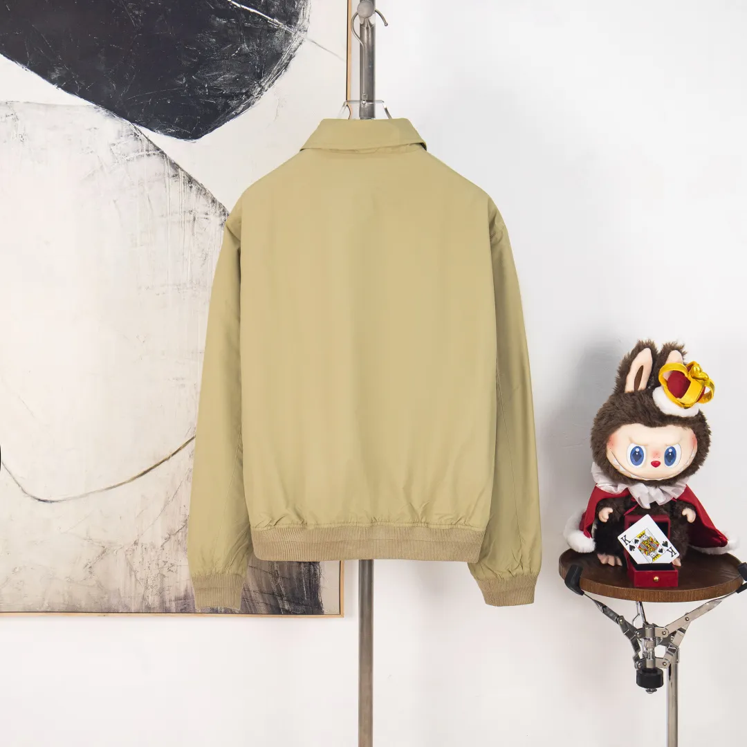 P360 zp version [exclusive supply] - Ralph Lauren/Ralph Lauren SS25 new double-layer windproof and water-repellent classic old cadre style light casual jacket - double-layer design, same color inside and outside S237 high-density micro-water-repellent craft fabric (100% T) ✅ | - Custom-woven double-layer rabbit velvet stitched thread, non-market misprinted mercerized cotton ✅ - Customized two-color webbing strip on the back collar, with zipper side pockets inside ✅ - POLO brand zipper, genuine leather zipper piece, dark and light two-color buttons ✅ - RL25SS new jacket fabric is made of lightweight polyester fiber, windproof and waterproof, more lightweight, suitable for traveling or daily outdoor sports, simple line design and wide and neat tailoring, unisex style for both men and women, good for commuting, classic and durable, Color: Black, Gray White, Light Card Size: S M L XL Number: WW10739